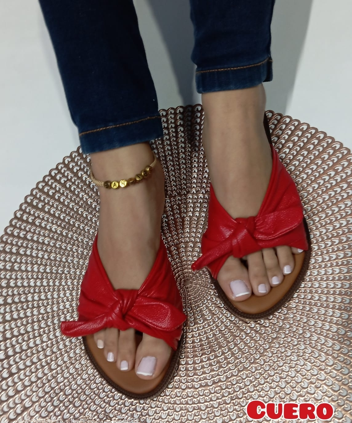 SANDALIA PLANA EN CUERO